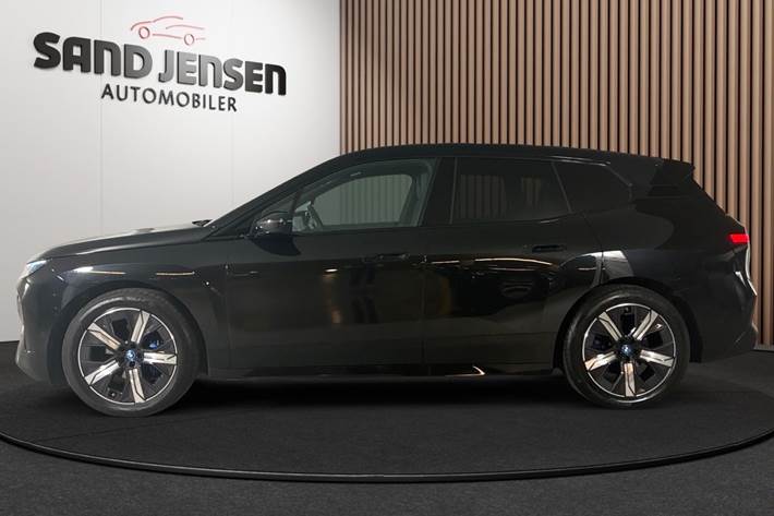Sort BMW iX fra 2025