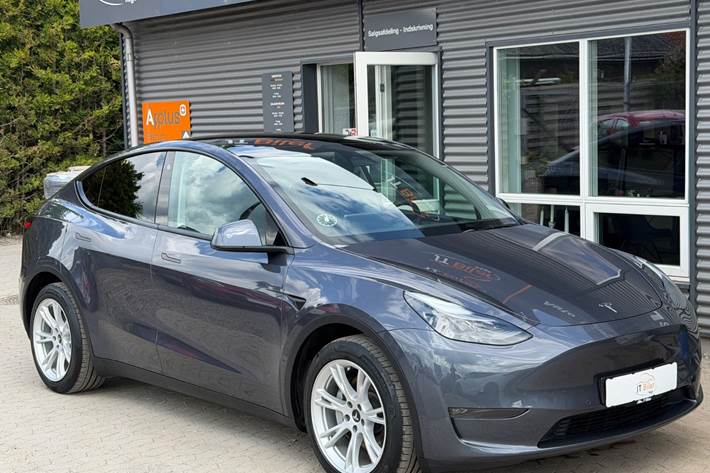 Grå Tesla Model Y fra 2022