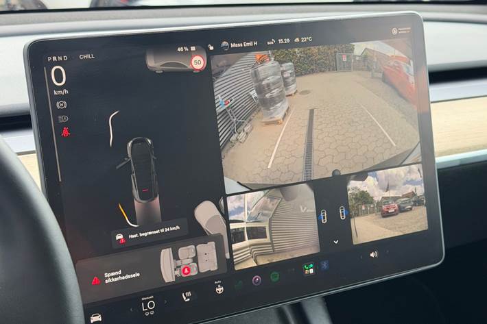 Grå Tesla Model Y fra 2022