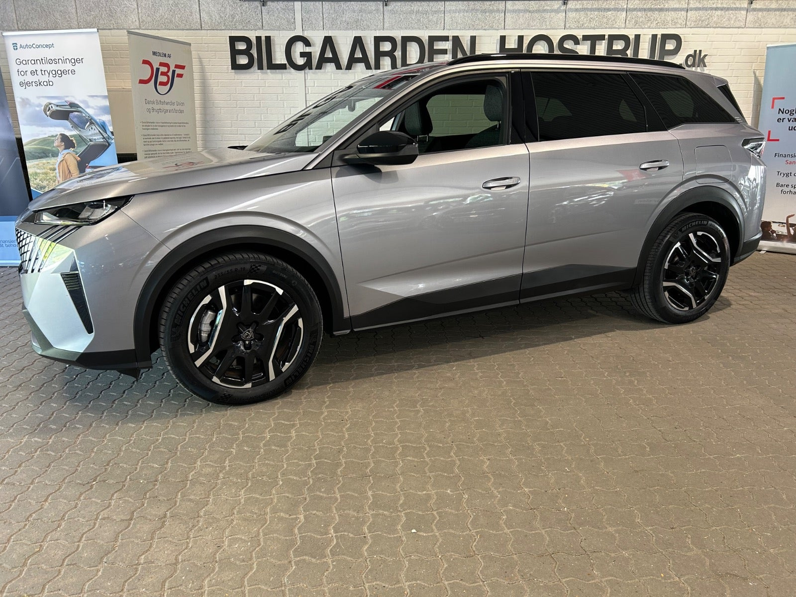Grå Peugeot e-5008 fra 2025
