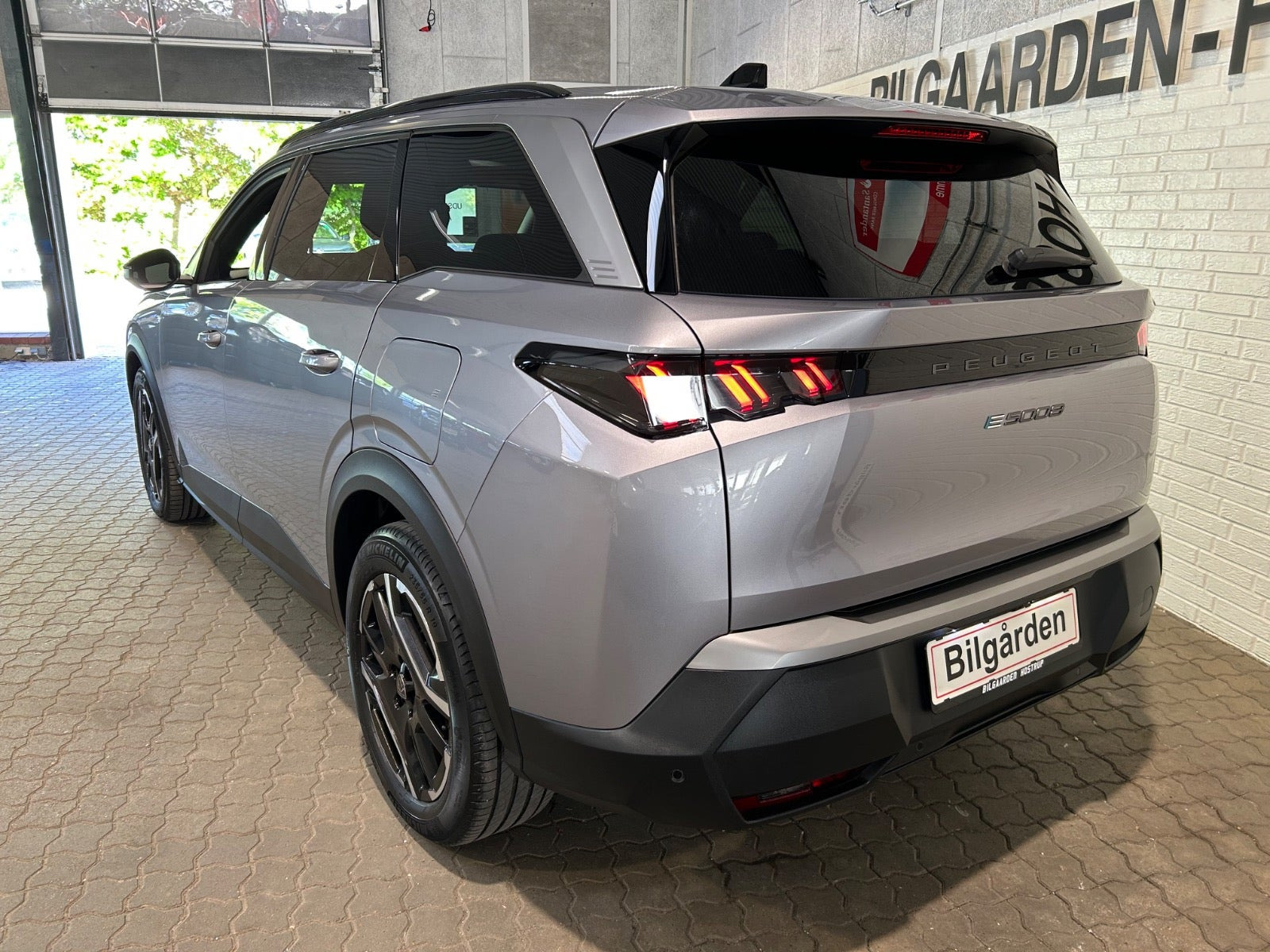 Grå Peugeot e-5008 fra 2025