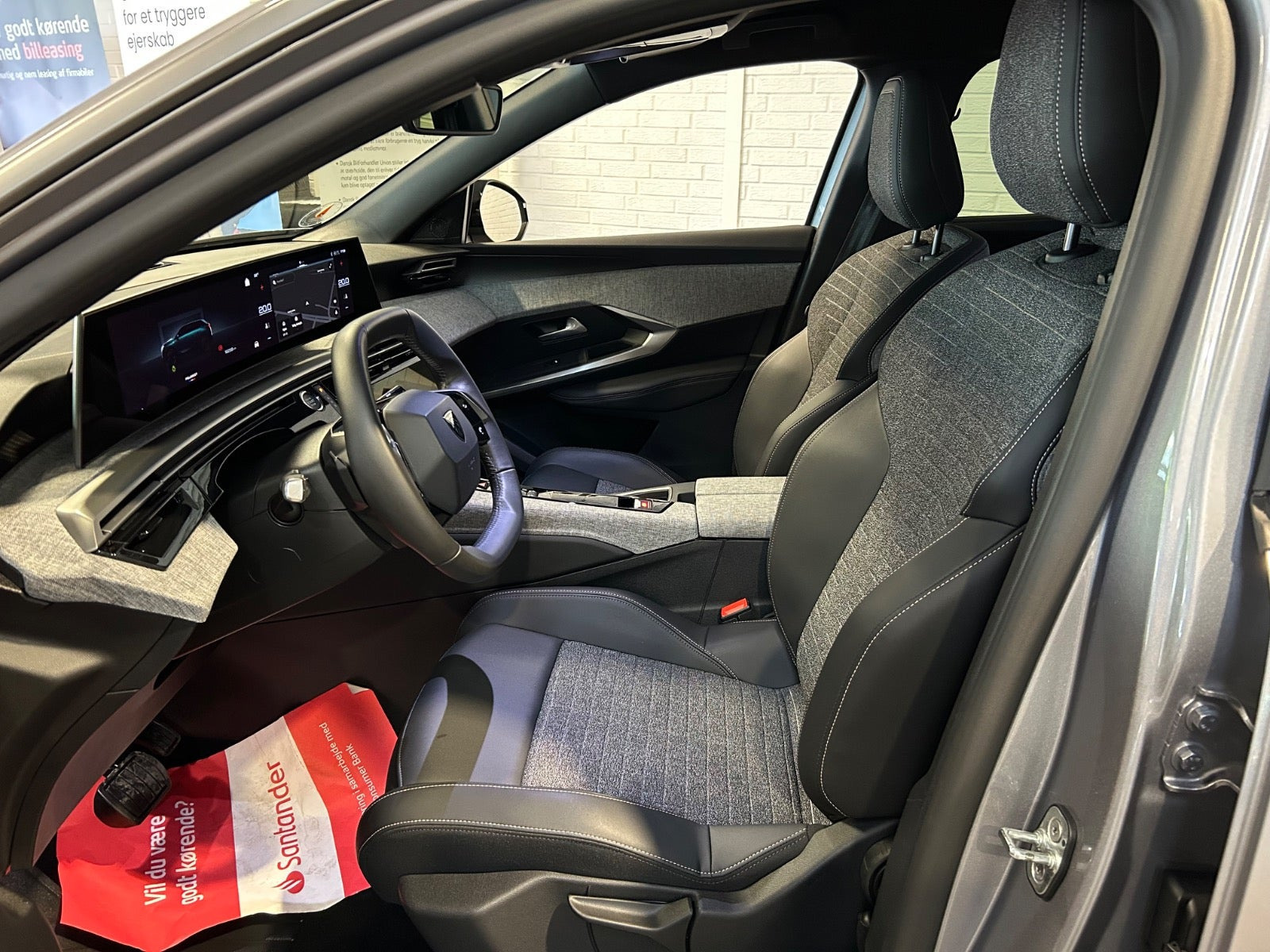 Grå Peugeot e-5008 fra 2025