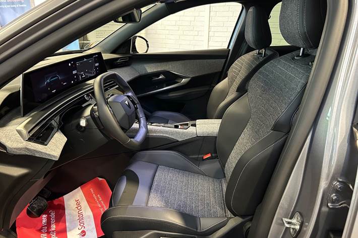 Grå Peugeot e-5008 fra 2025
