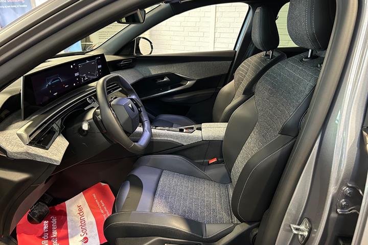 Grå Peugeot e-5008 fra 2025
