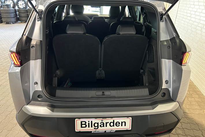 Grå Peugeot e-5008 fra 2025