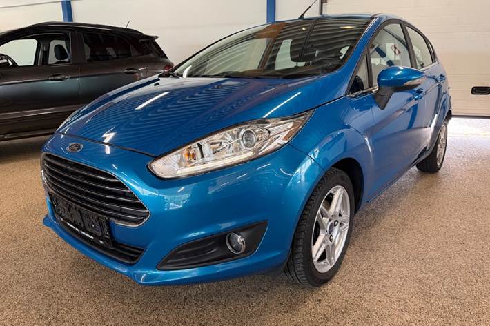 Blå Ford Fiesta fra 2014