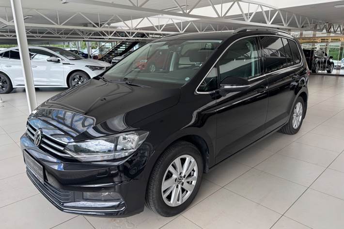 Sort VW Touran fra 2022 set udefra