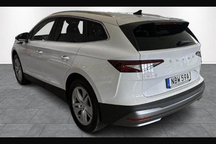 Hvid Skoda Enyaq fra 2023
