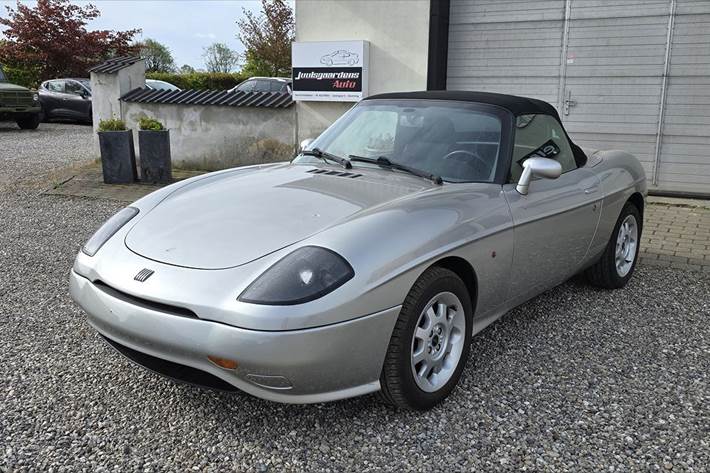 Sølv Fiat Barchetta fra 1996 set udefra