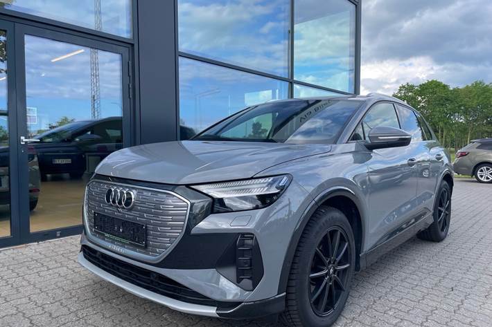 Grå Audi Q4 fra 2023