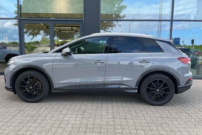 Grå Audi Q4 fra 2023