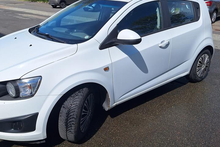 Hvid Chevrolet Aveo fra 2013
