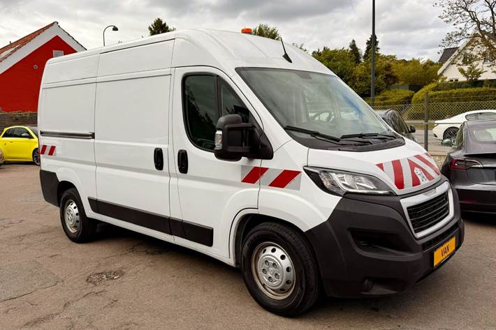 Hvid Peugeot e-Boxer 440 fra 2025