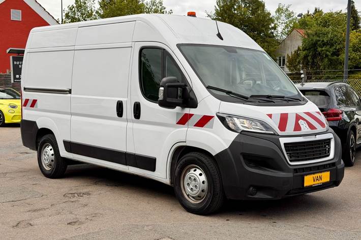 Hvid Peugeot e-Boxer 440 fra 2025