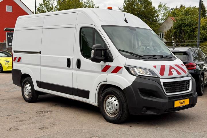 Hvid Peugeot e-Boxer 435 fra 2023 set udefra