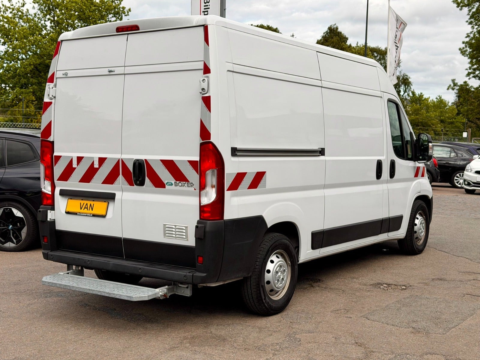 Hvid Peugeot e-Boxer 435 fra 2023 set udefra