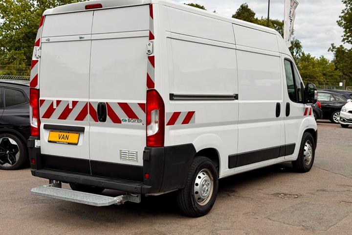 Hvid Peugeot e-Boxer 435 fra 2023 set udefra