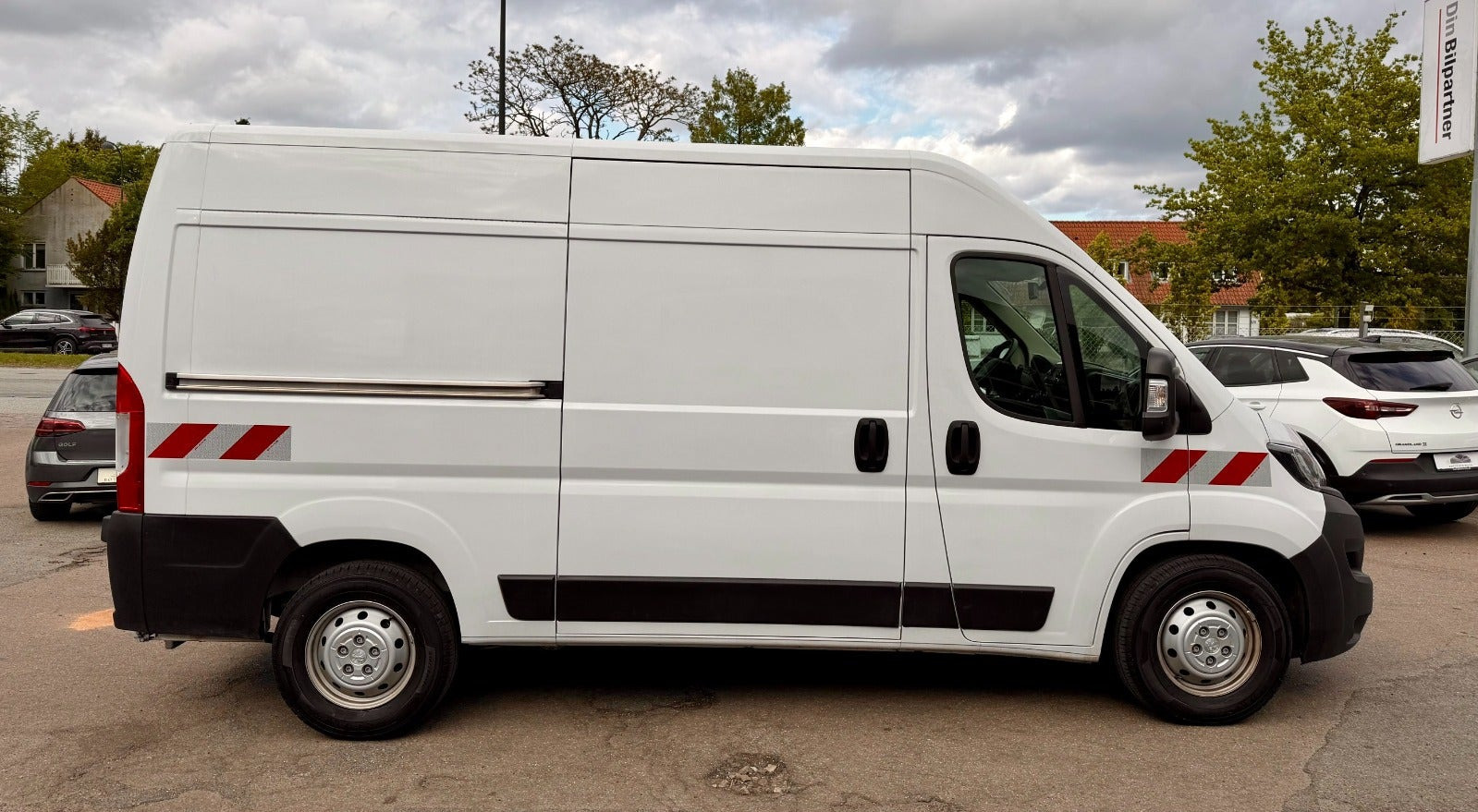 Hvid Peugeot e-Boxer 435 fra 2023 set udefra
