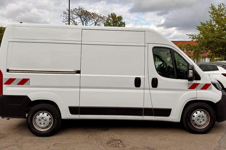 Hvid Peugeot e-Boxer 435 fra 2023 set udefra