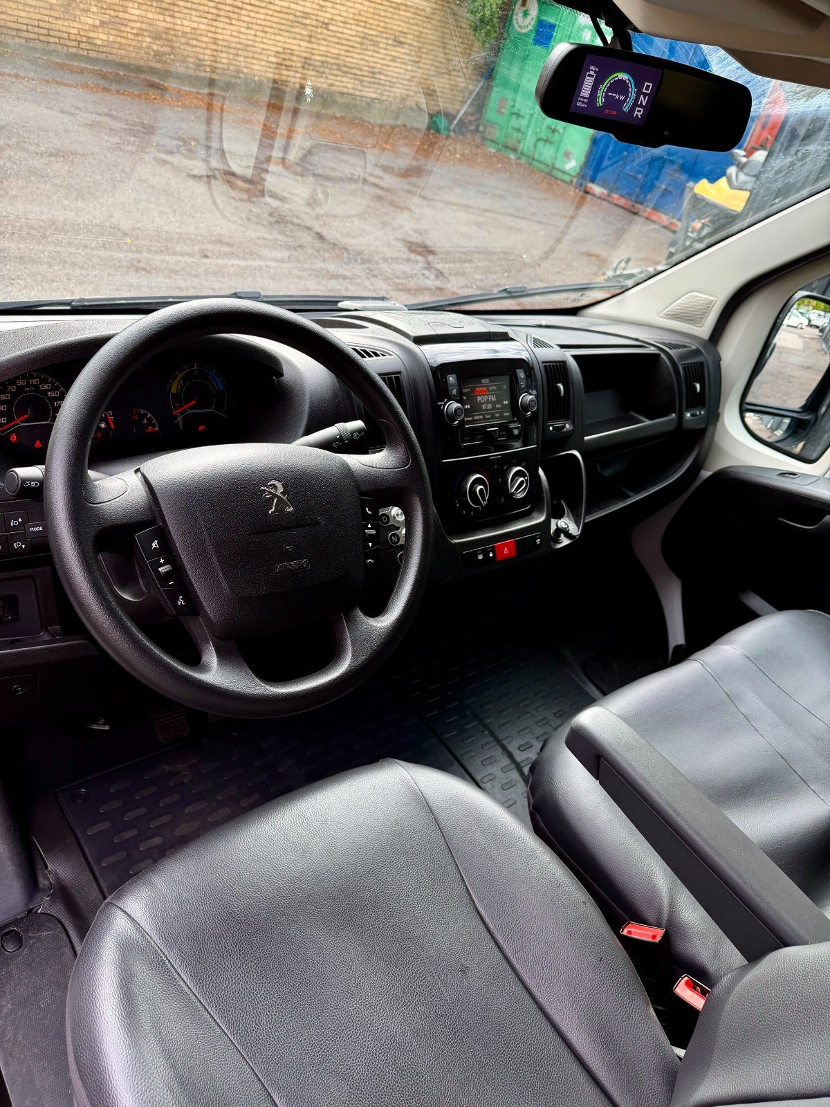 Hvid Peugeot e-Boxer 435 fra 2023 set indefra