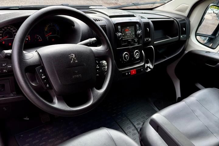 Hvid Peugeot e-Boxer 435 fra 2023 set indefra