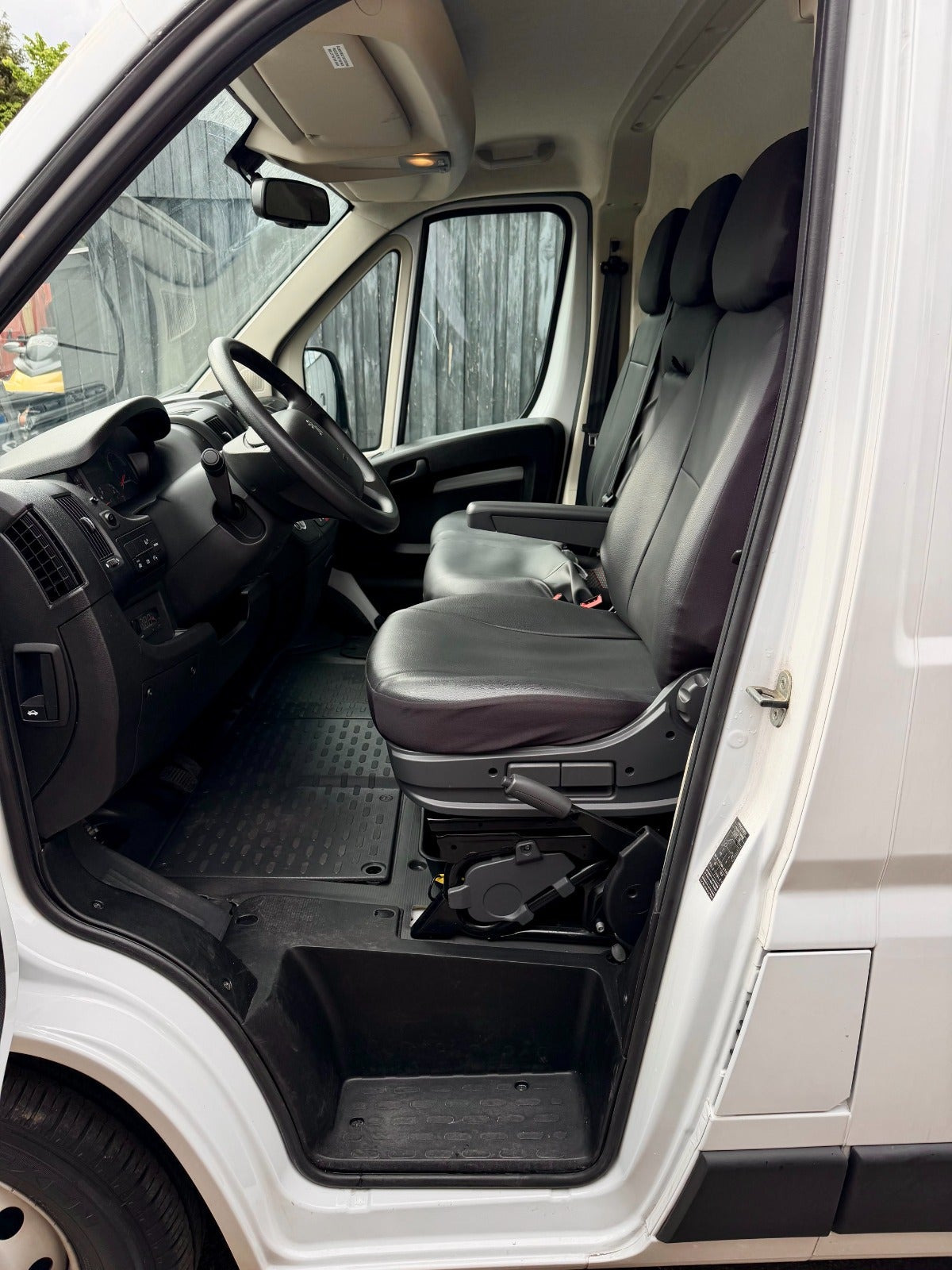 Hvid Peugeot e-Boxer 435 fra 2023 set indefra