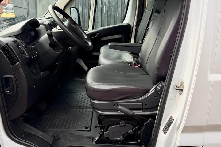 Hvid Peugeot e-Boxer 435 fra 2023 set indefra