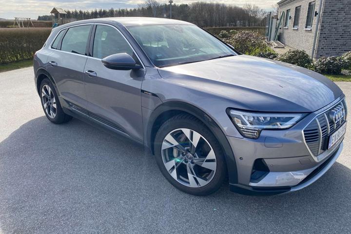Grå Audi e-tron fra 2019 set udefra
