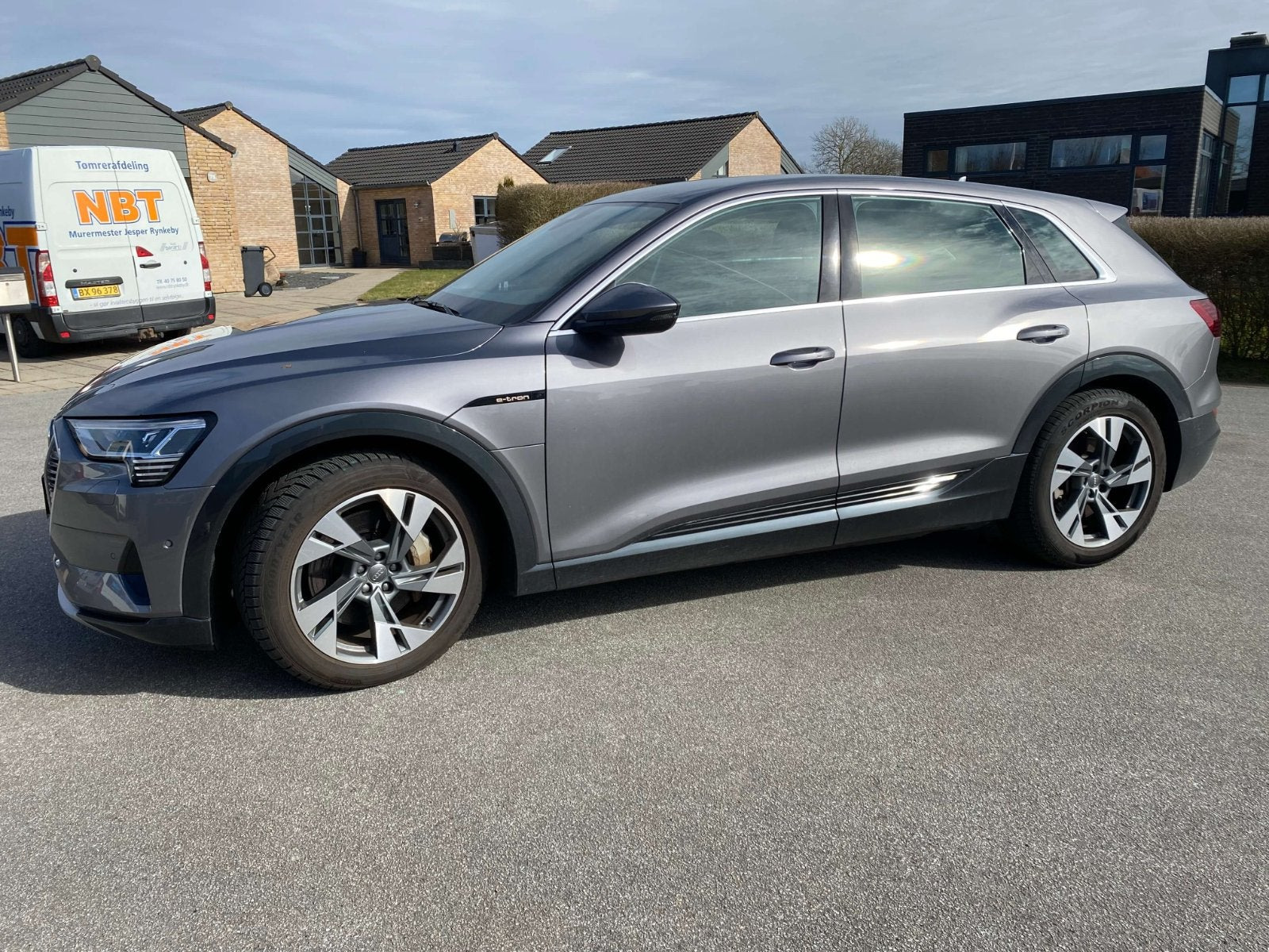 Grå Audi e-tron fra 2019