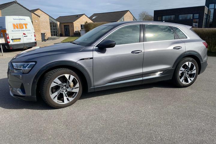 Grå Audi e-tron fra 2019