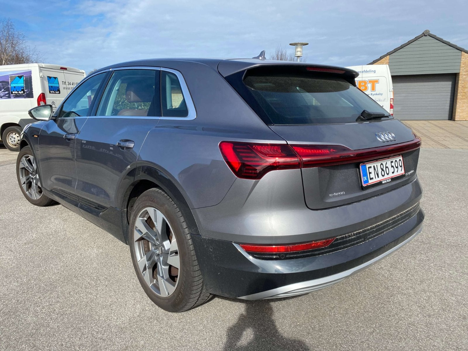 Grå Audi e-tron fra 2019