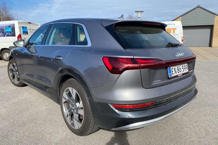 Grå Audi e-tron fra 2019