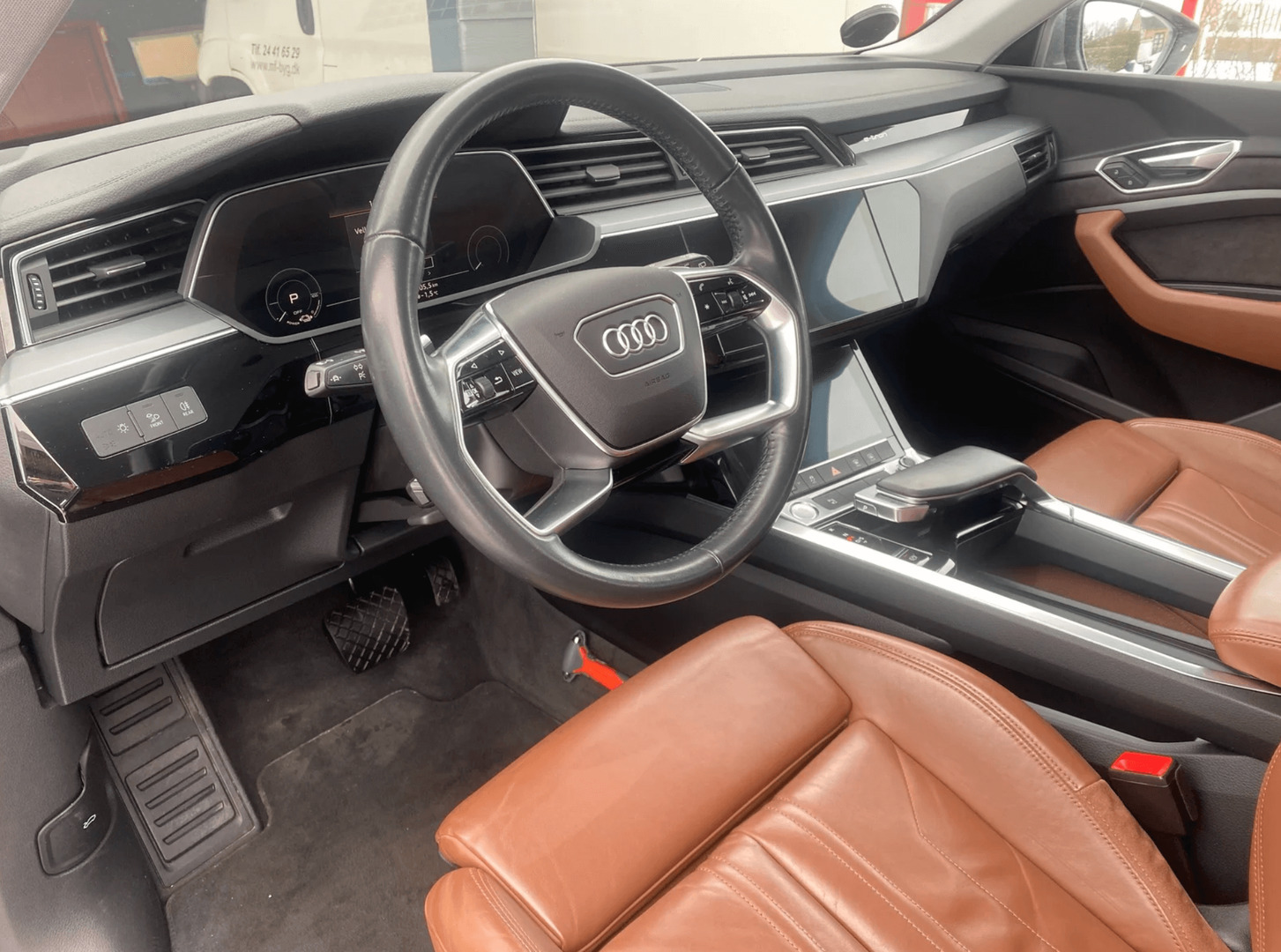 Grå Audi e-tron fra 2019