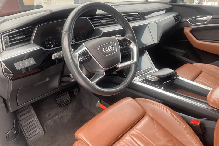 Grå Audi e-tron fra 2019