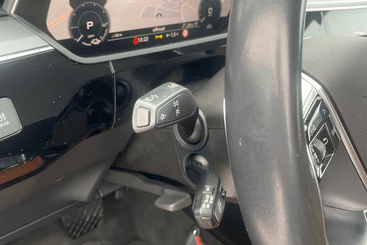 Grå Audi e-tron fra 2019