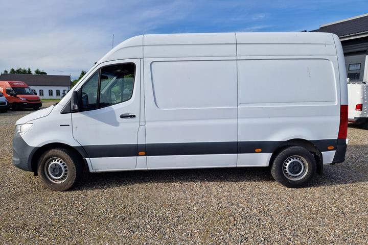 undefined Mercedes eSprinter 312 fra 2022 set udefra