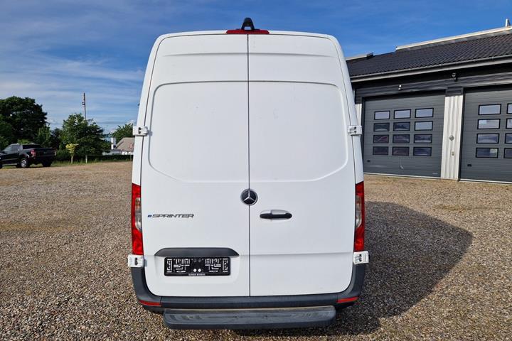 undefined Mercedes eSprinter 312 fra 2022 set udefra