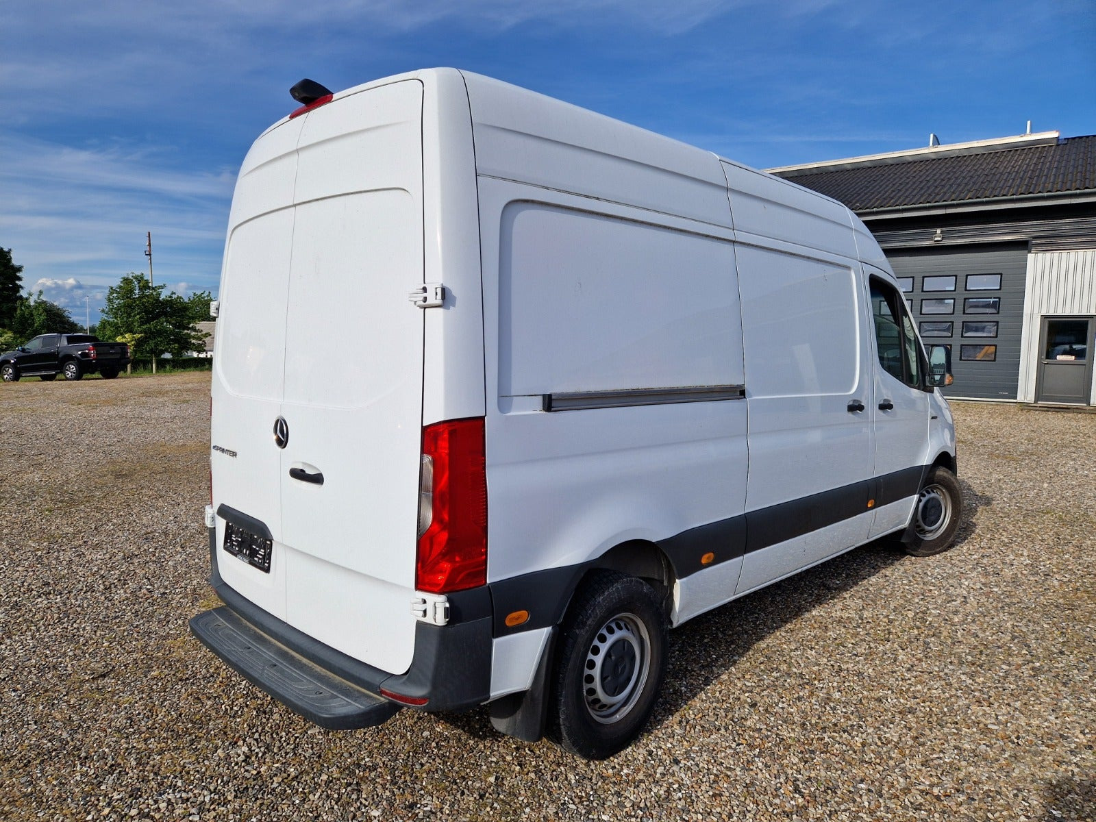 undefined Mercedes eSprinter 312 fra 2022 set udefra