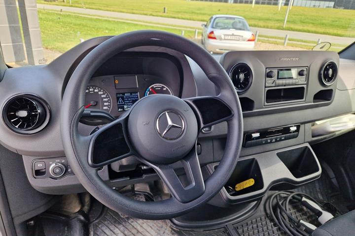 undefined Mercedes eSprinter 312 fra 2022 set indefra