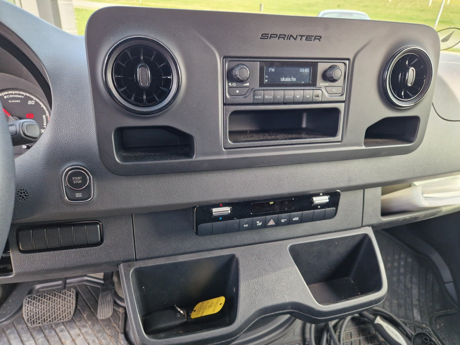 undefined Mercedes eSprinter 312 fra 2022 set indefra