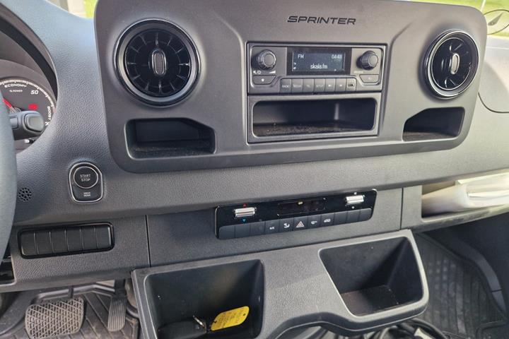 undefined Mercedes eSprinter 312 fra 2022 set indefra