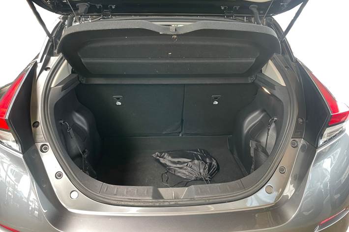 Grå Nissan Leaf fra 2021