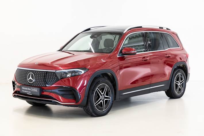 Rød Mercedes EQB250+ fra 2024 set udefra