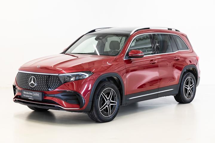 Rød Mercedes EQB250+ fra 2024 set udefra