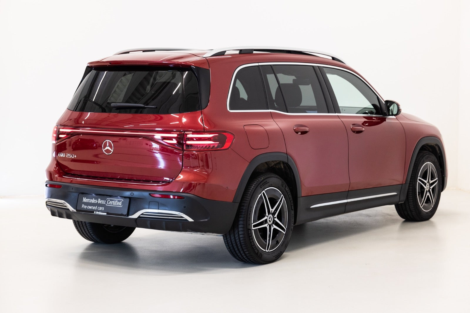Rød Mercedes EQB250+ fra 2024