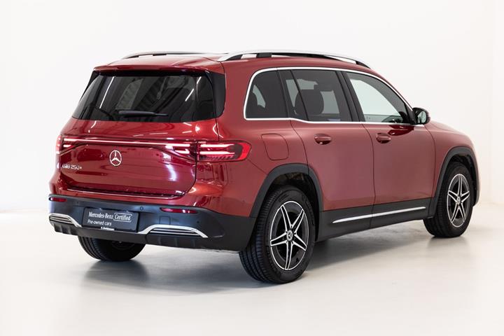 Rød Mercedes EQB250+ fra 2024