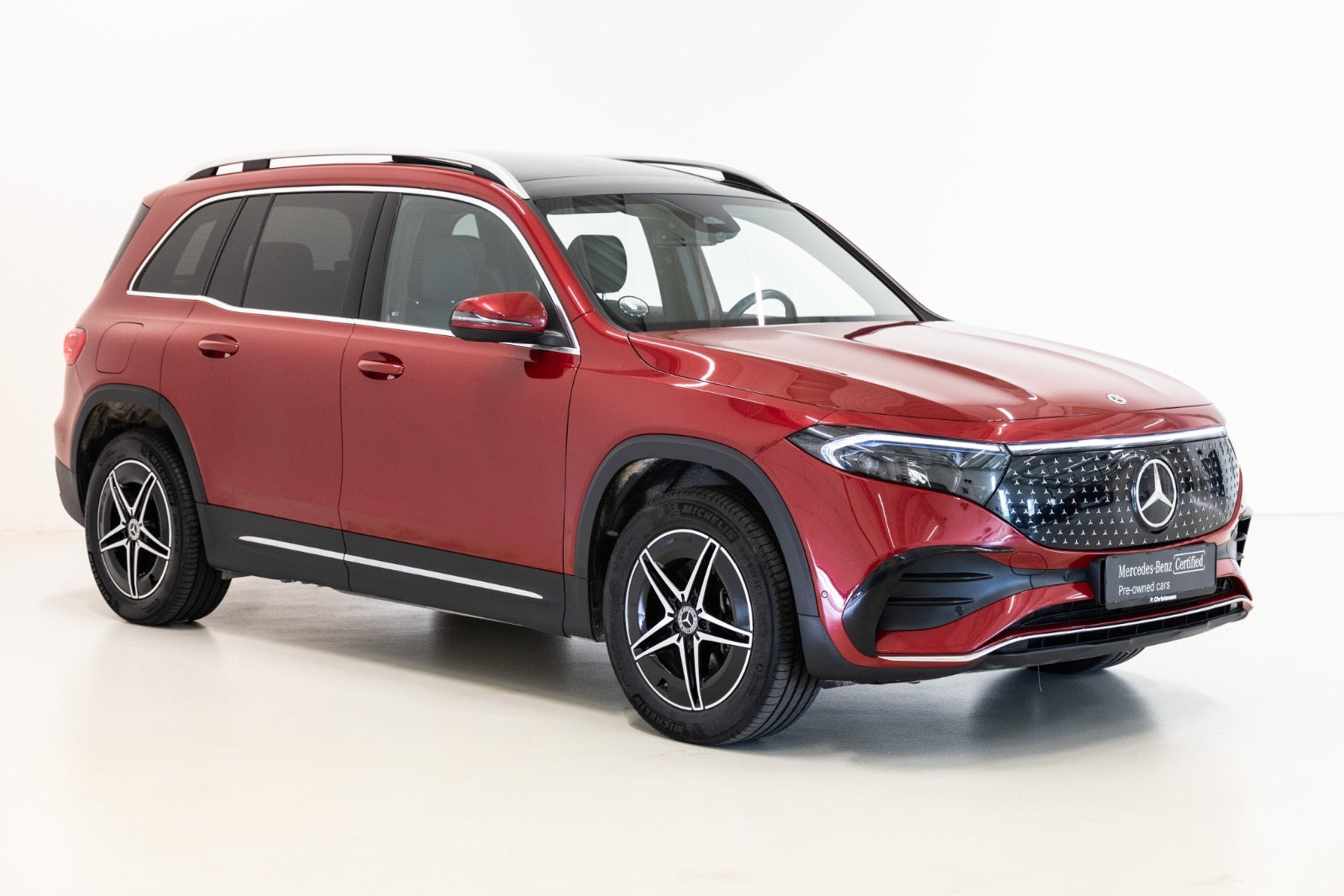 Rød Mercedes EQB250+ fra 2024