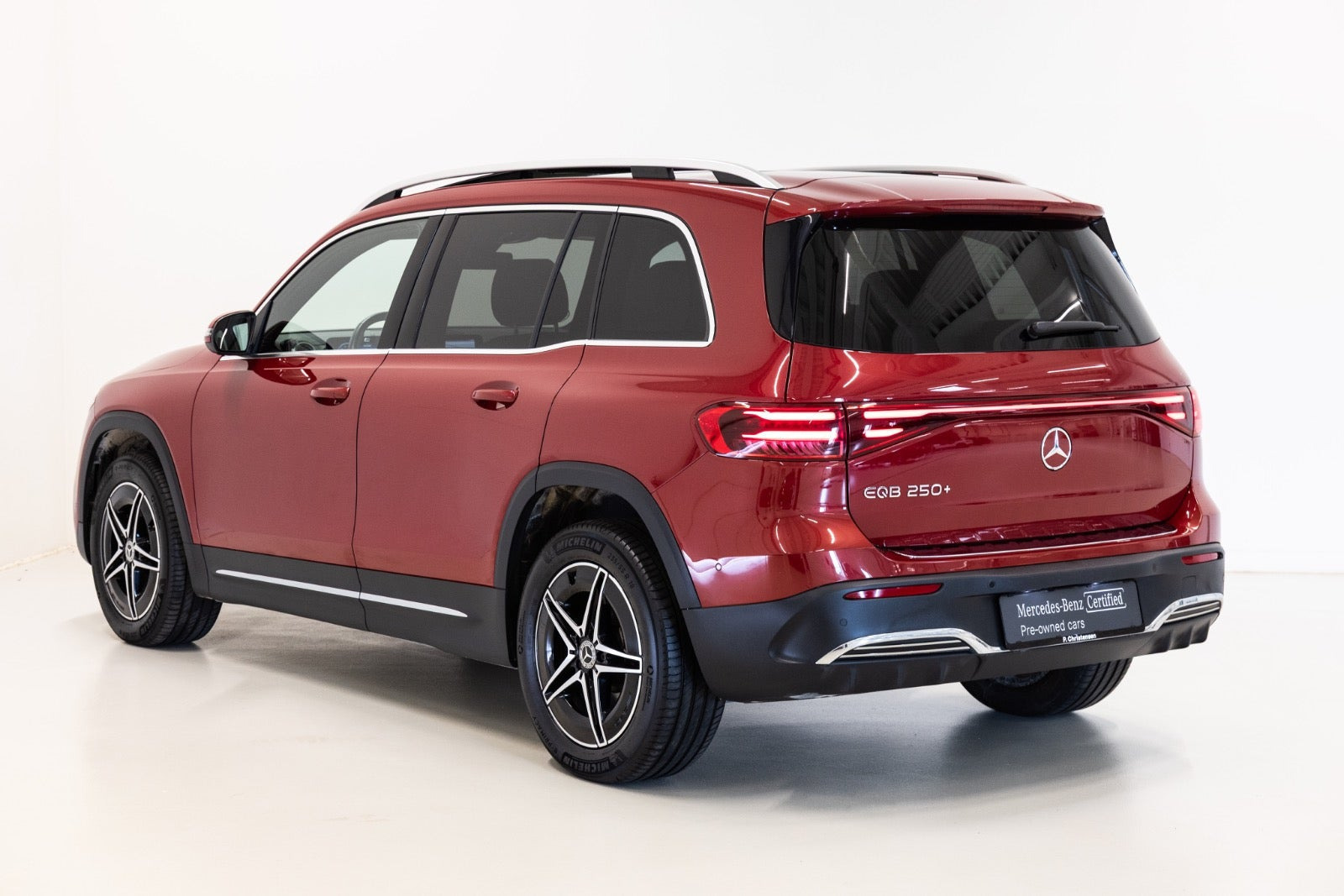 Rød Mercedes EQB250+ fra 2024