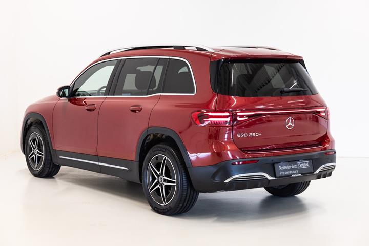 Rød Mercedes EQB250+ fra 2024