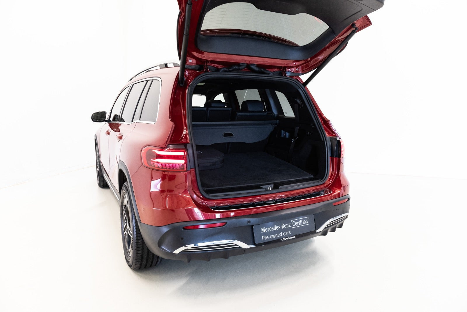 Rød Mercedes EQB250+ fra 2024